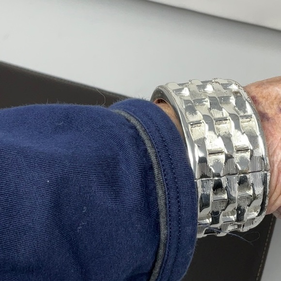 Vintage heavy thick silver tone basket weave spring closure bracelet - Picture 2 of 7